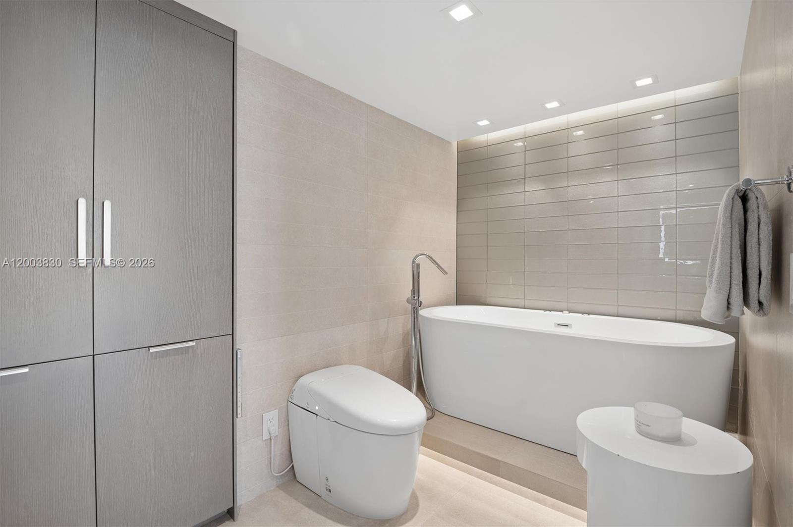 400 S Pointe Dr #2309, Miami Beach FL 33139