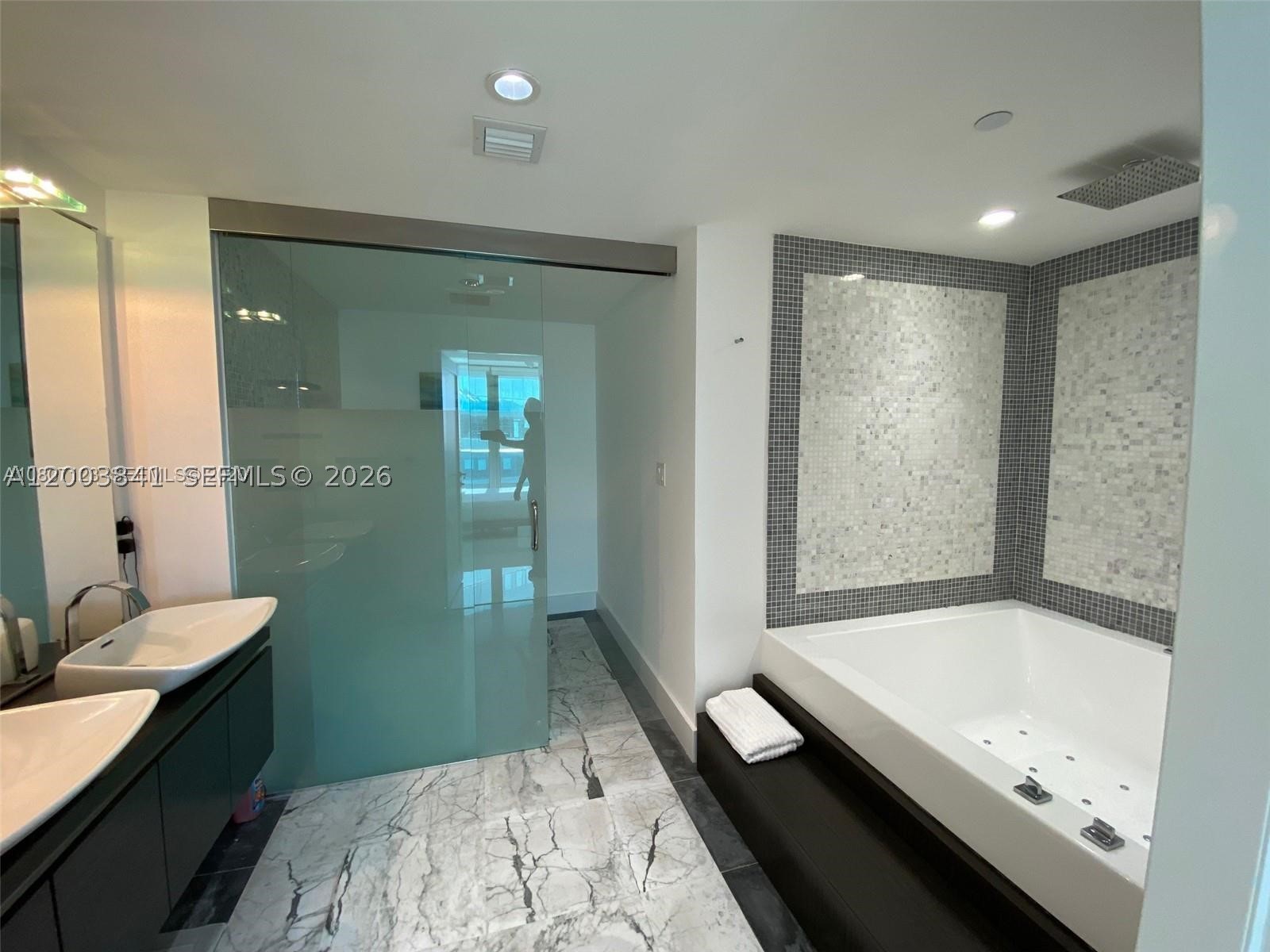 200 Biscayne Boulevard Way #4011, Miami FL 33131