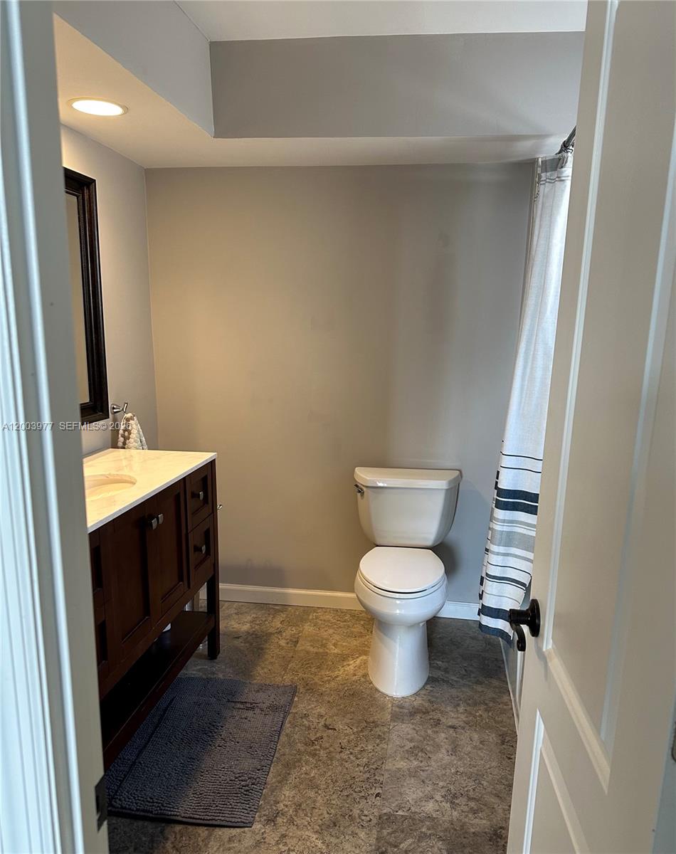 427 Golden Isles Dr #14E, Hallandale Beach FL 33009