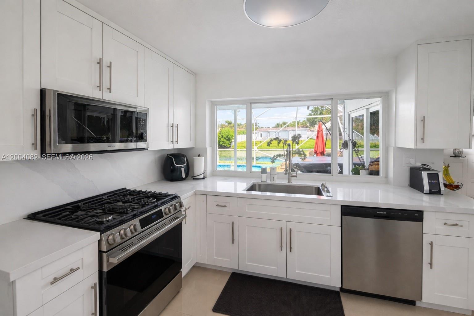 8085 NW 21st St, Sunrise FL 33322