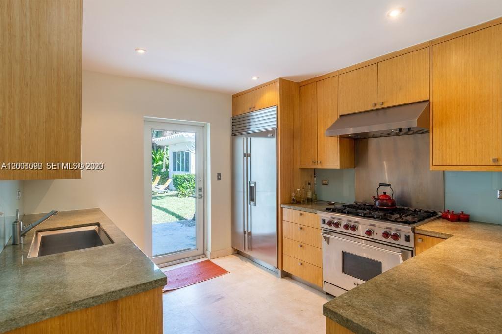 1123 Bay Dr, Miami Beach FL 33141