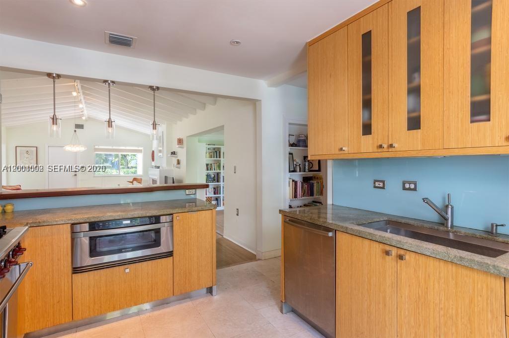 1123 Bay Dr, Miami Beach FL 33141