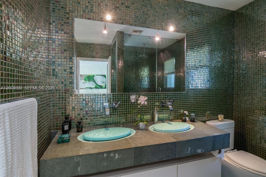 1123 Bay Dr, Miami Beach FL 33141