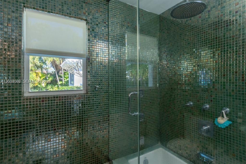 1123 Bay Dr, Miami Beach FL 33141