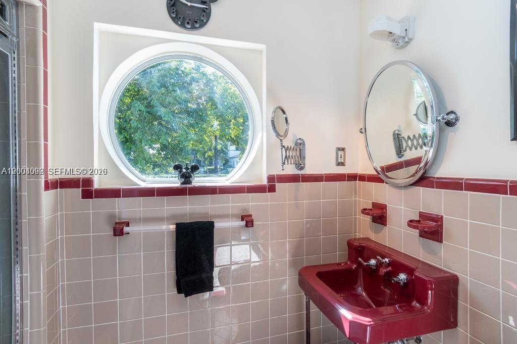 1123 Bay Dr, Miami Beach FL 33141