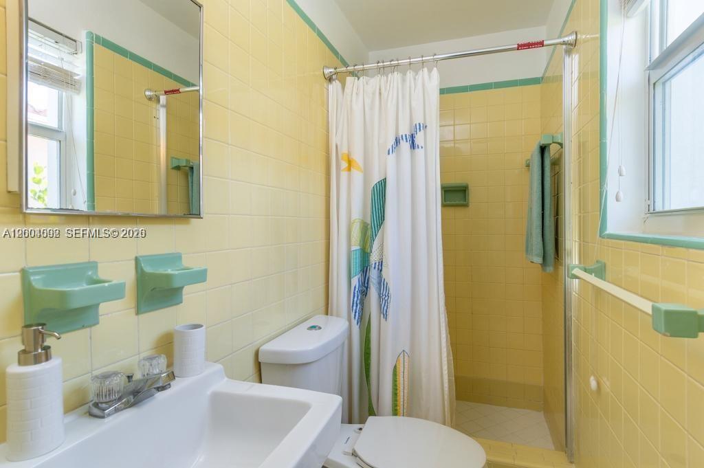 1123 Bay Dr, Miami Beach FL 33141
