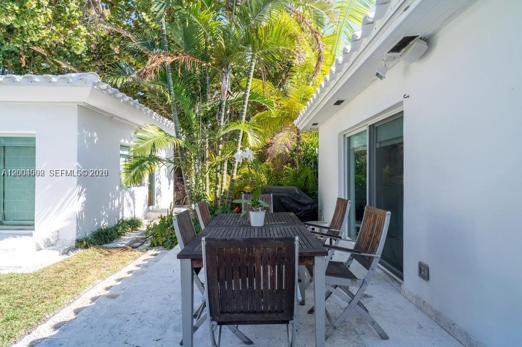 1123 Bay Dr, Miami Beach FL 33141