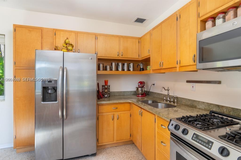 1123 Bay Dr, Miami Beach FL 33141