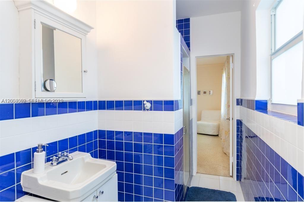 1123 Bay Dr, Miami Beach FL 33141