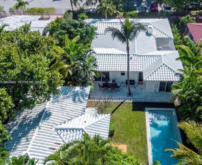 1123 Bay Dr, Miami Beach FL 33141