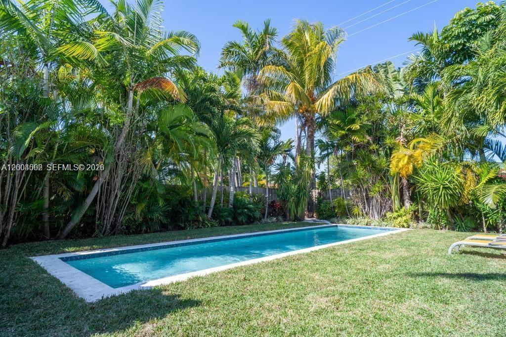 1123 Bay Dr, Miami Beach FL 33141
