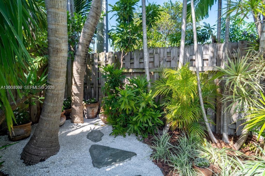 1123 Bay Dr, Miami Beach FL 33141