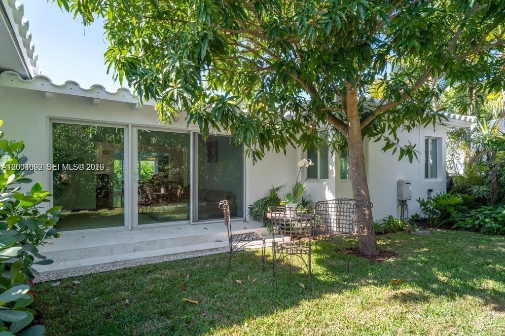 1123 Bay Dr, Miami Beach FL 33141