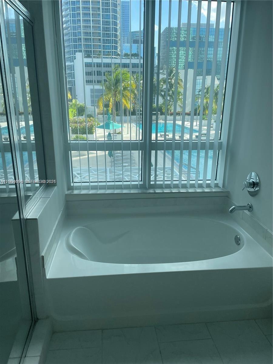 Miami FL 33131 - A12004096