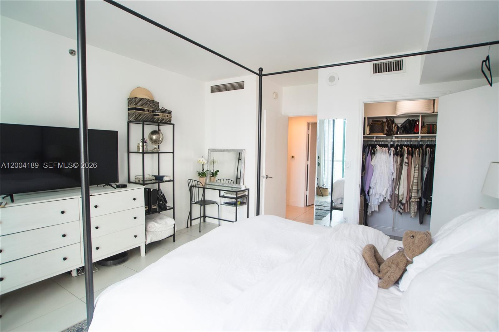 55 SE 6th St #2804, Miami FL 33131
