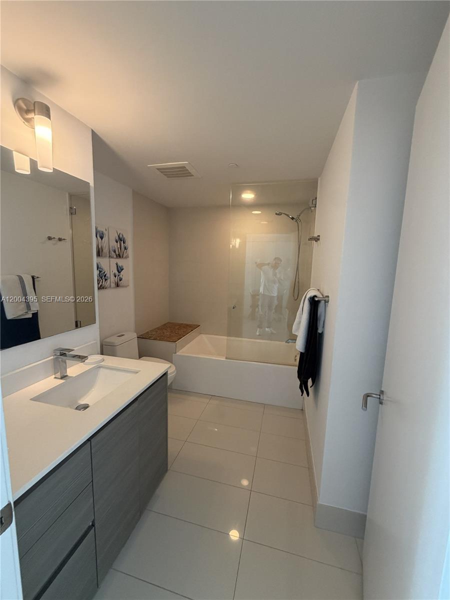 460 NE 28th St #2806, Miami FL 33137