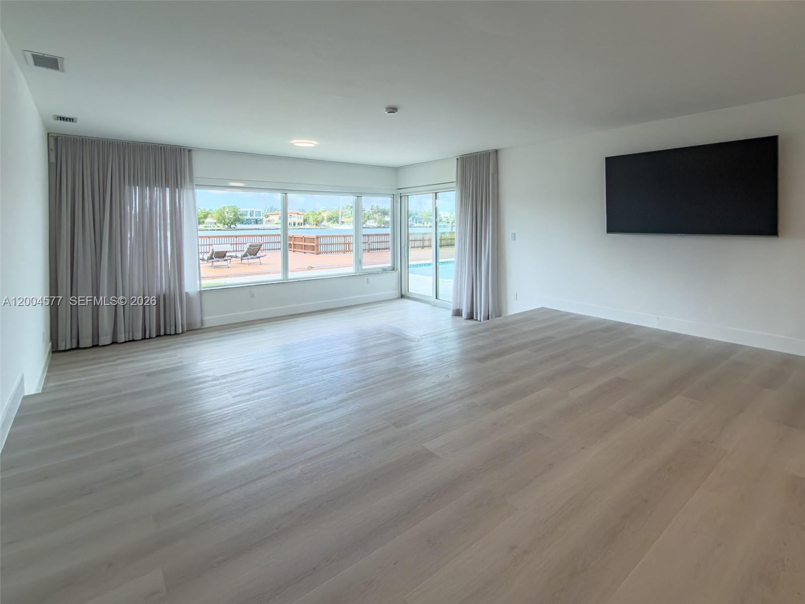 1690 Daytonia Rd, Miami Beach FL 33141
