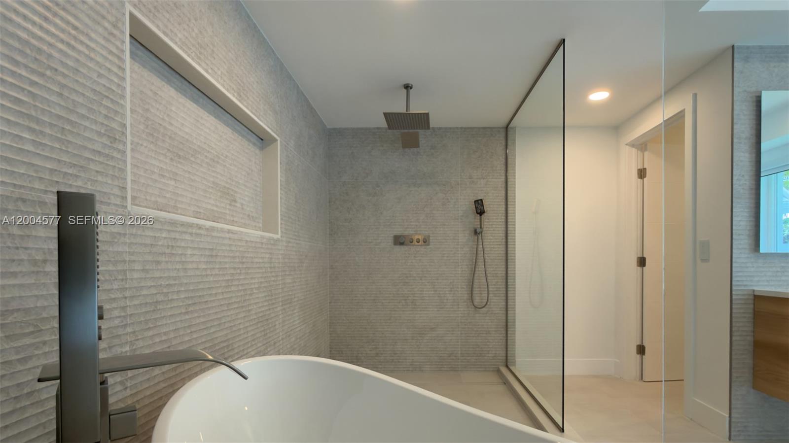 1690 Daytonia Rd, Miami Beach FL 33141
