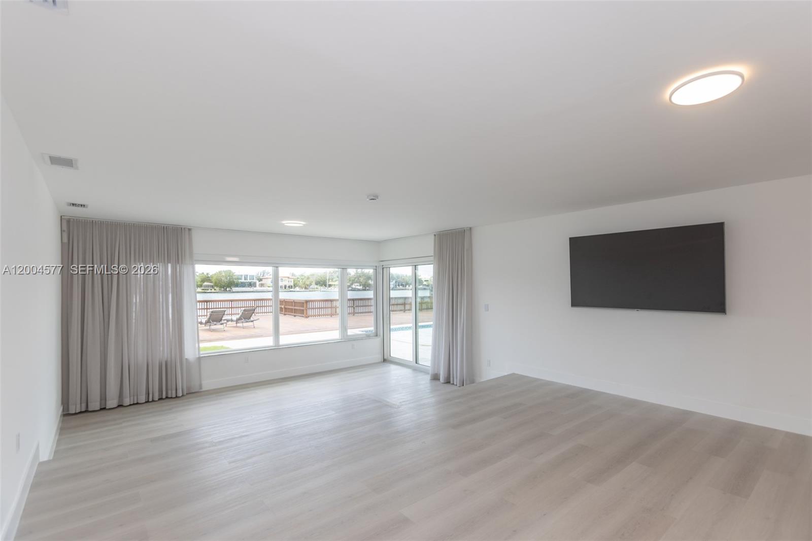 1690 Daytonia Rd, Miami Beach FL 33141
