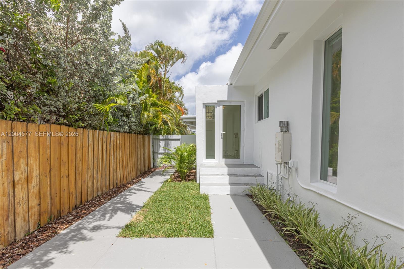 1690 Daytonia Rd, Miami Beach FL 33141