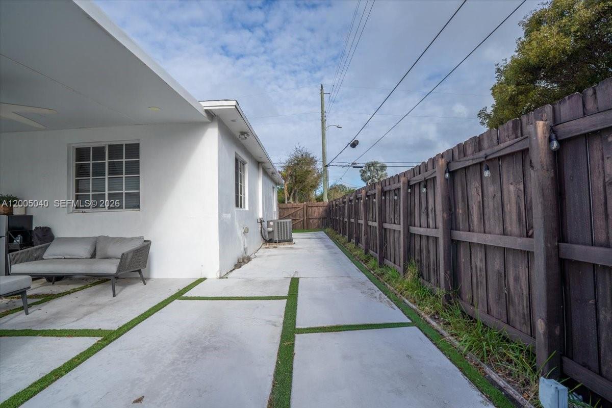 740 SW 7th Ave, Hallandale Beach FL 33009