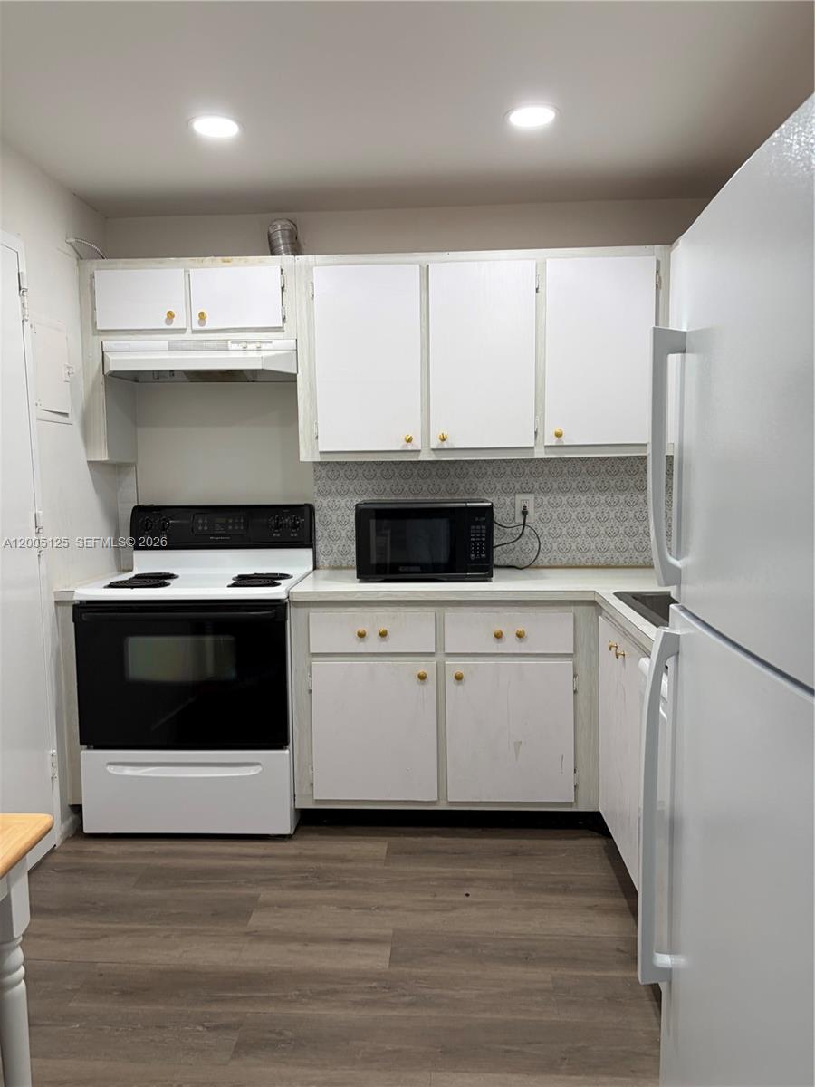 401 Golden Isles Dr #716, Hallandale Beach FL 33009