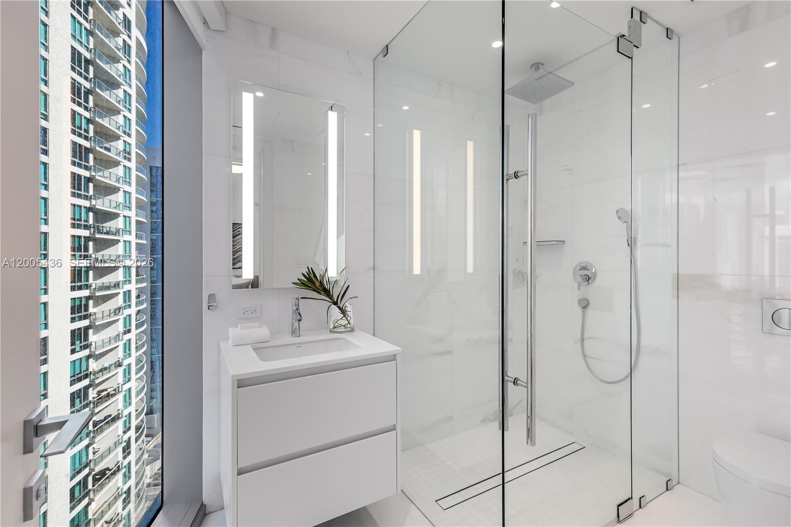 300 Biscayne Blvd Way #2802, Miami FL 33131