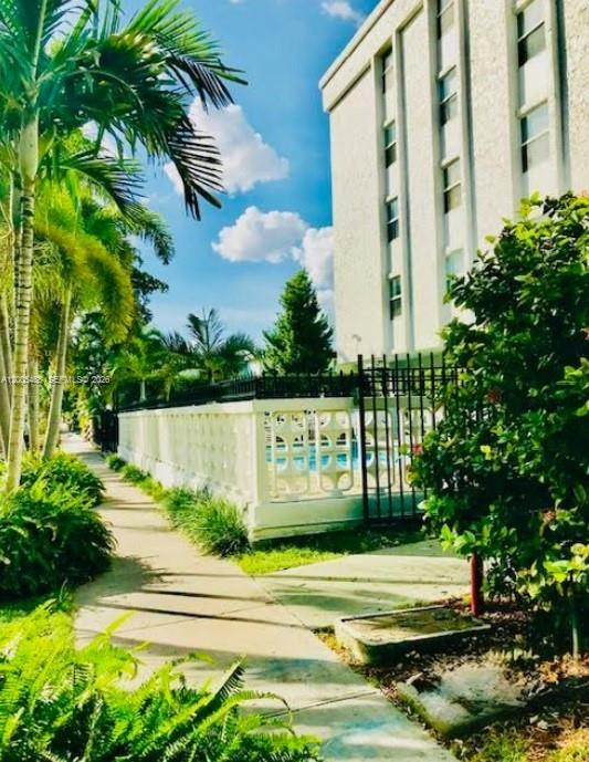 North Miami FL 33181 - A12005488
