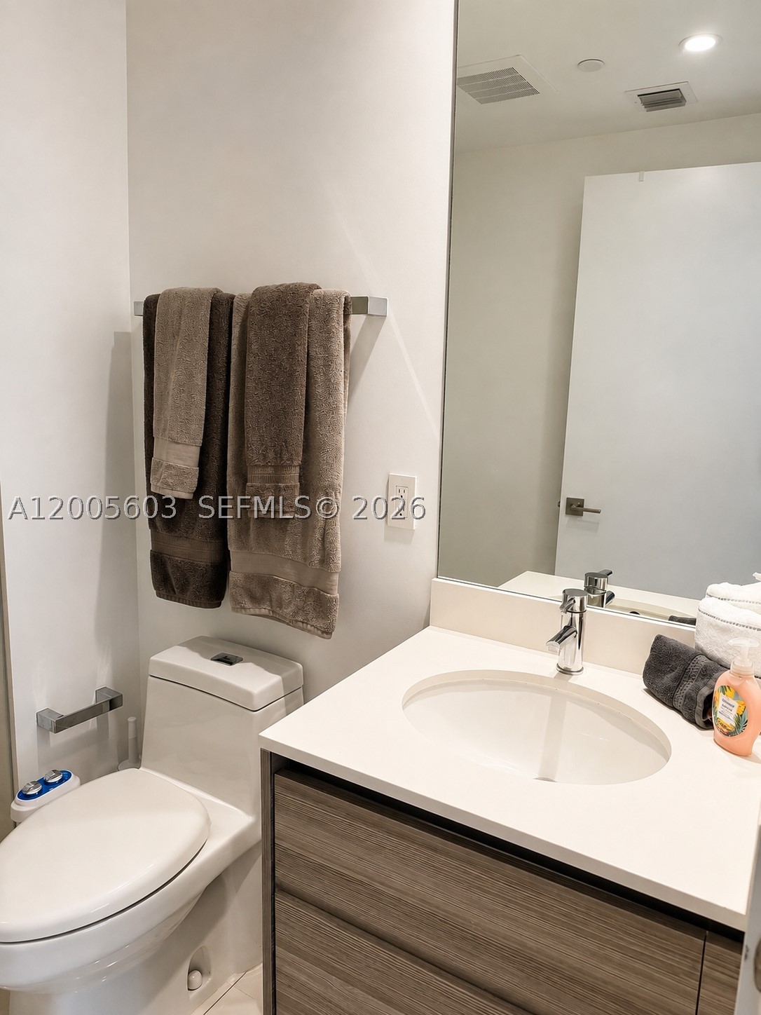 121 NE 34th St #1806A, Miami FL 33137