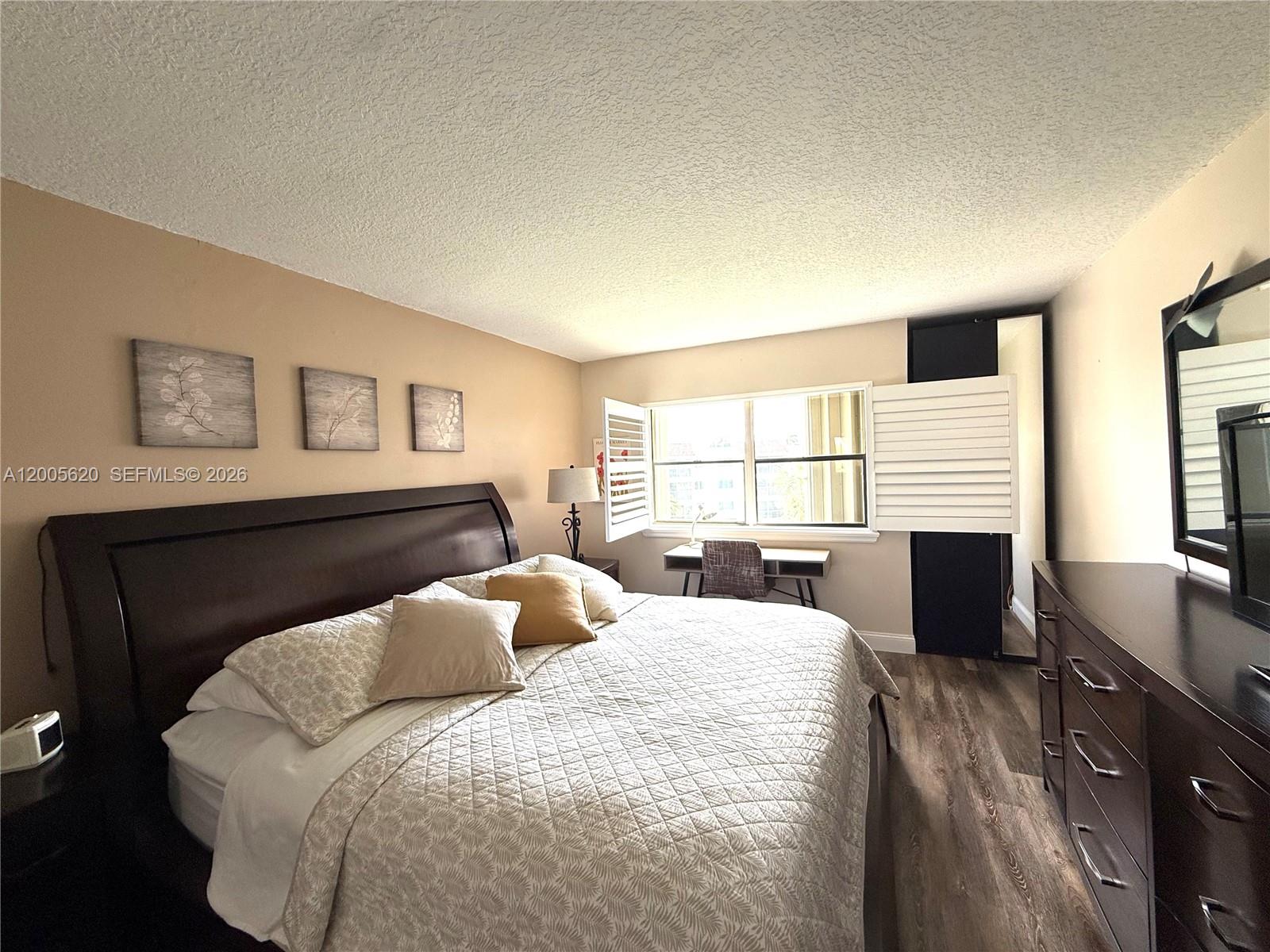 230 Lakeview Dr #307, Weston FL 33326