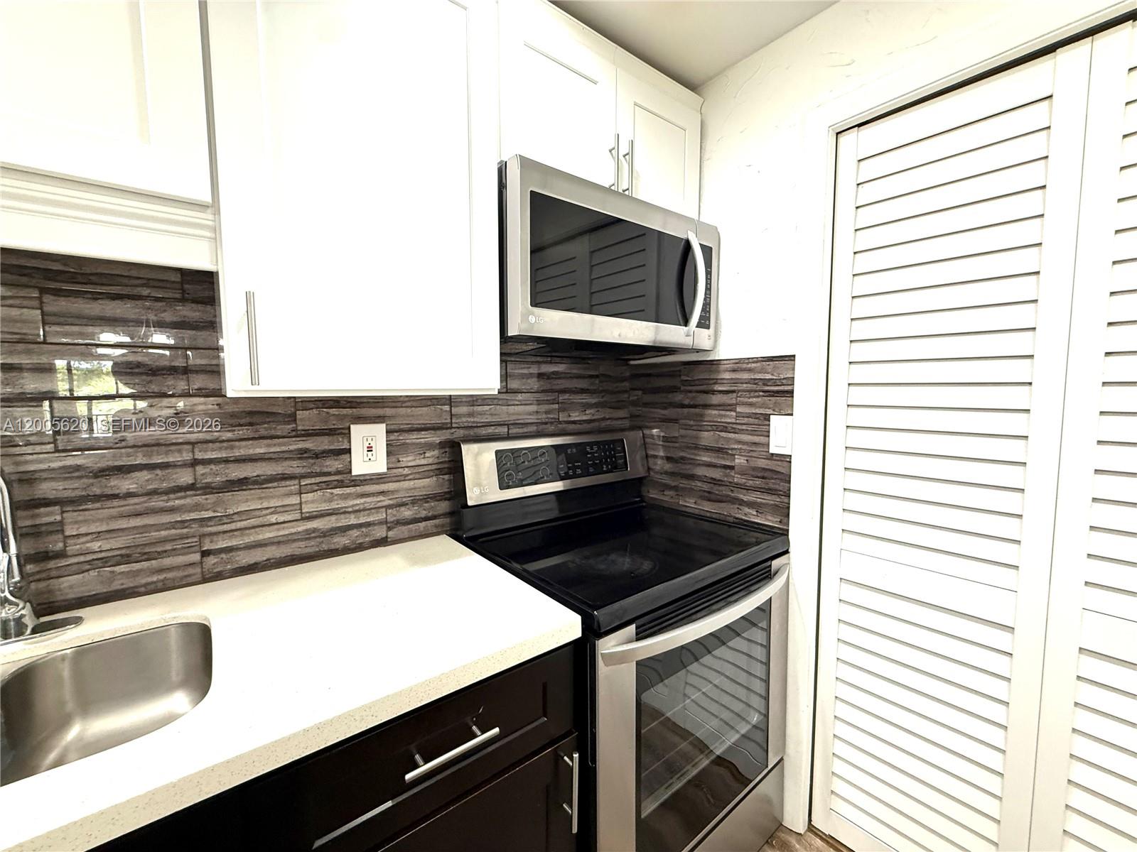 230 Lakeview Dr #307, Weston FL 33326