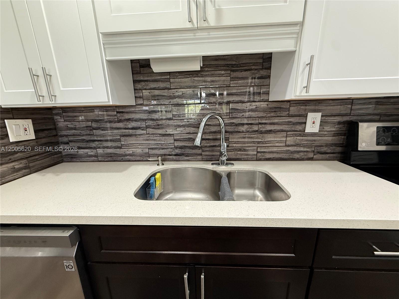 230 Lakeview Dr #307, Weston FL 33326
