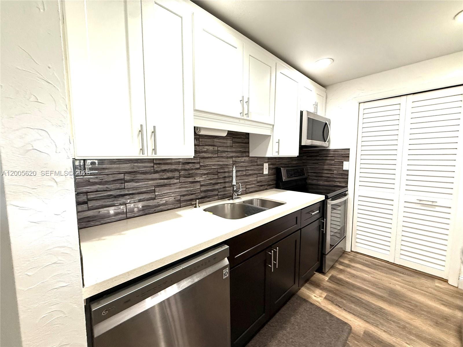 230 Lakeview Dr #307, Weston FL 33326