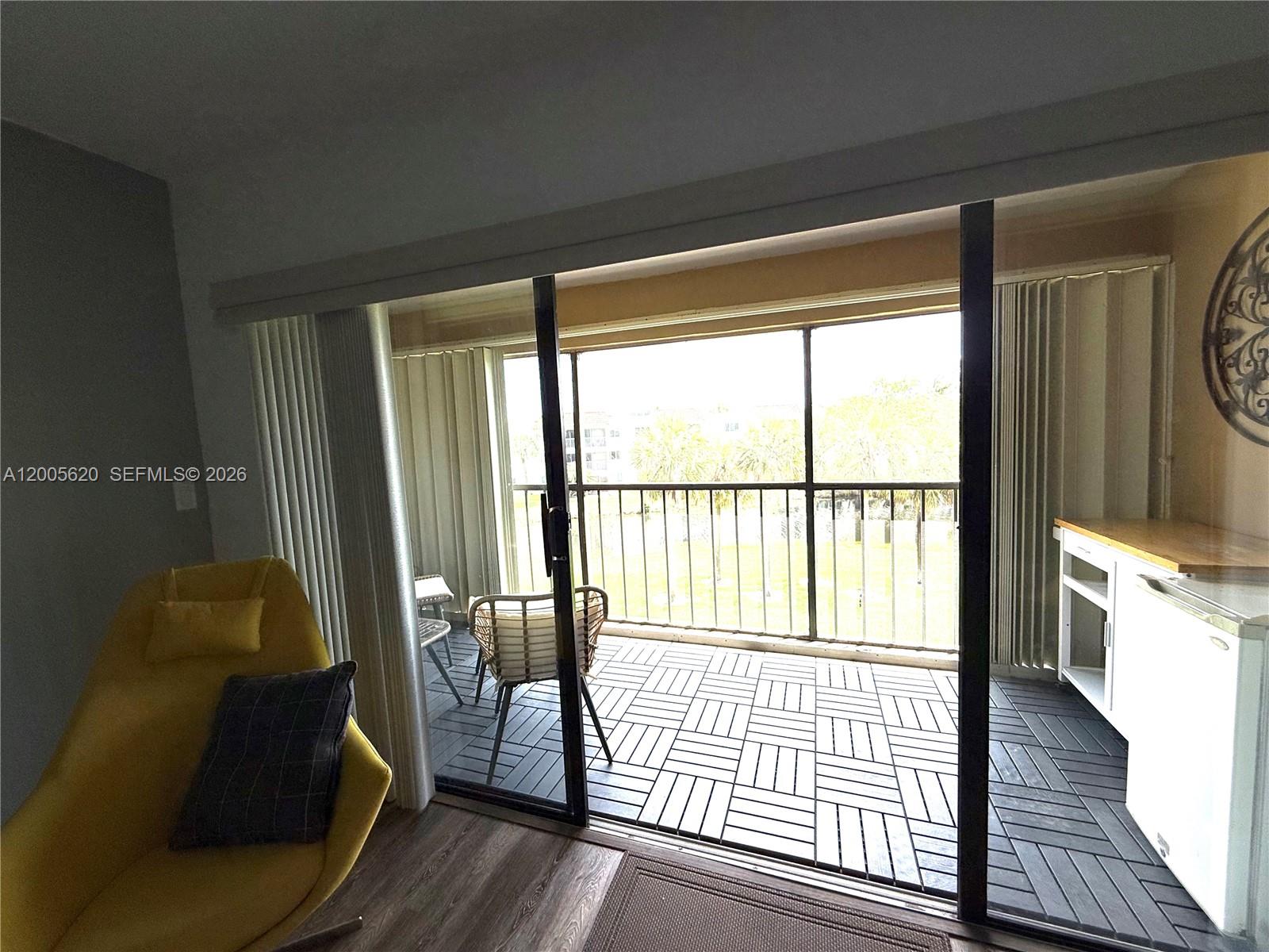 230 Lakeview Dr #307, Weston FL 33326