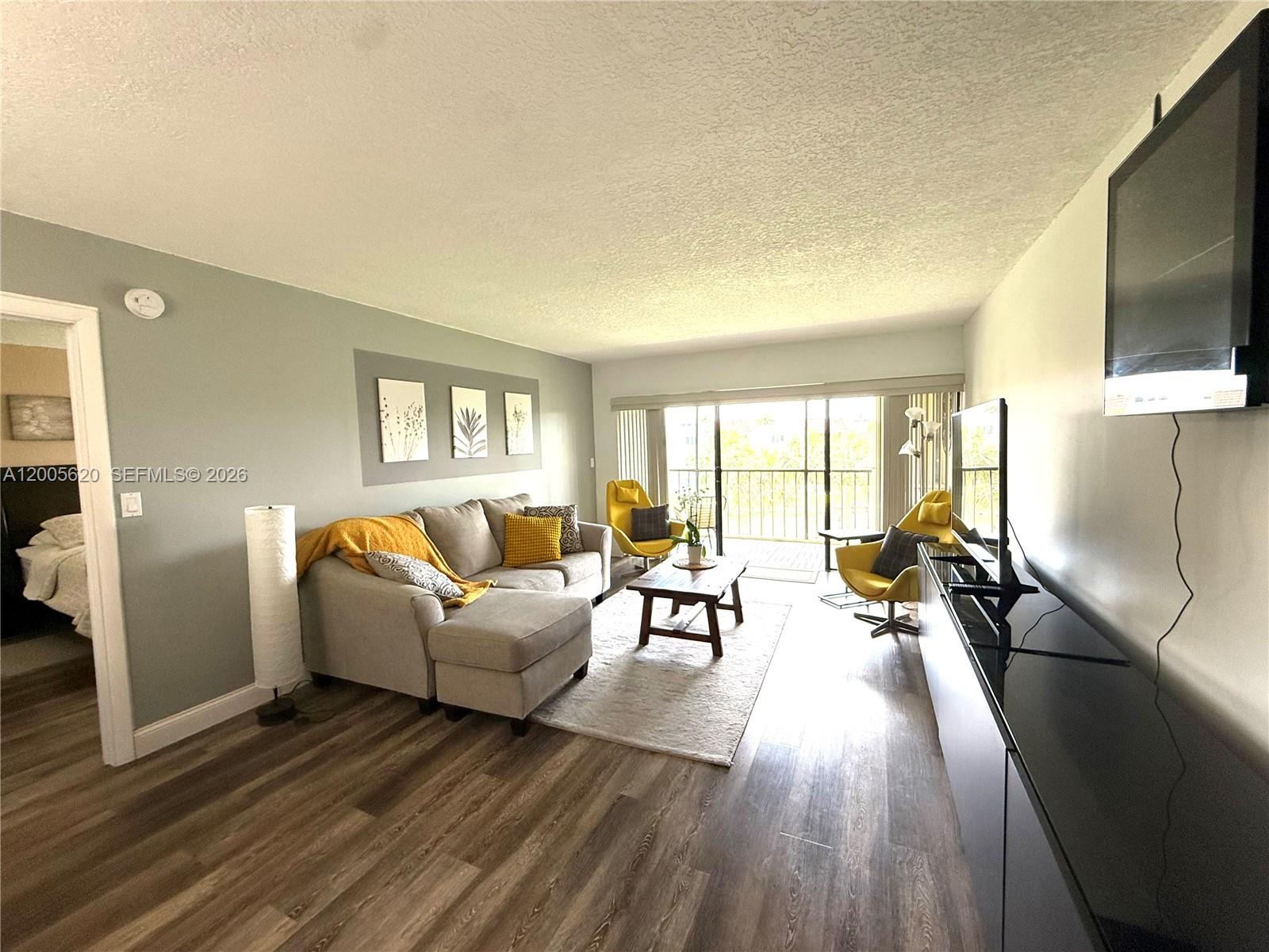 230 Lakeview Dr #307, Weston FL 33326