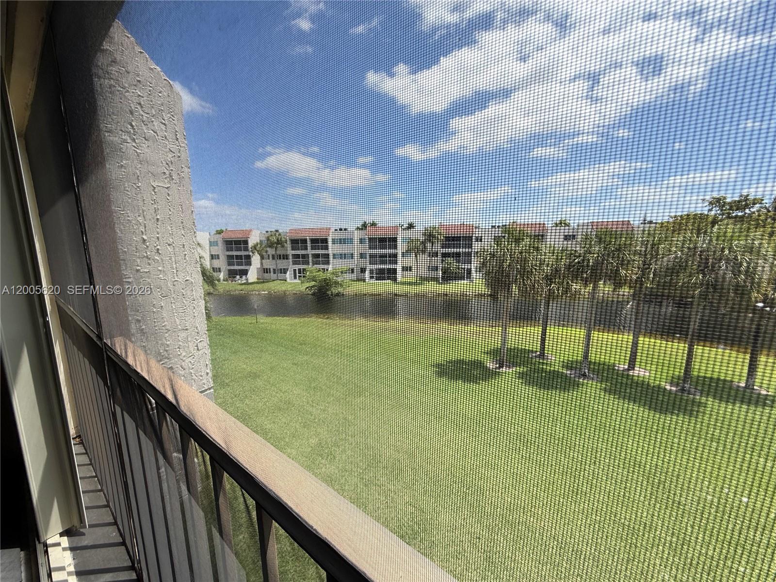 230 Lakeview Dr #307, Weston FL 33326