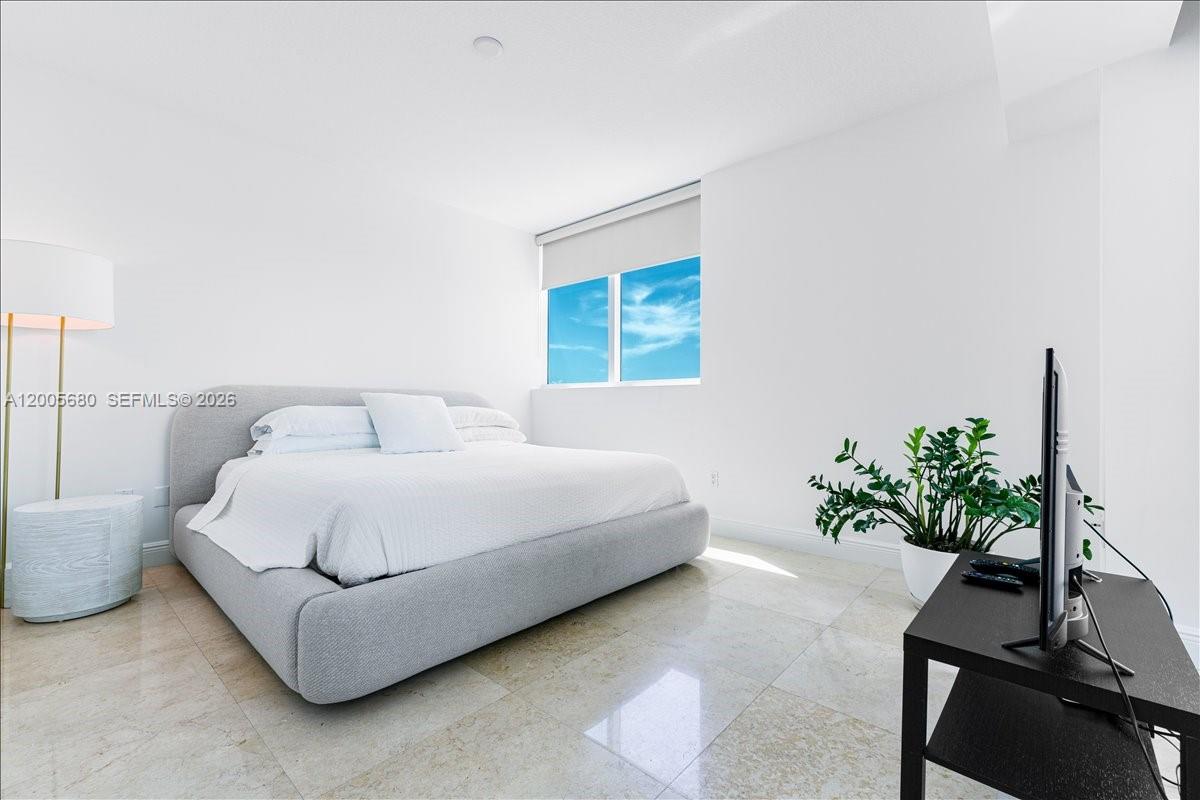 3801 Collins Ave #1105, Miami Beach FL 33140