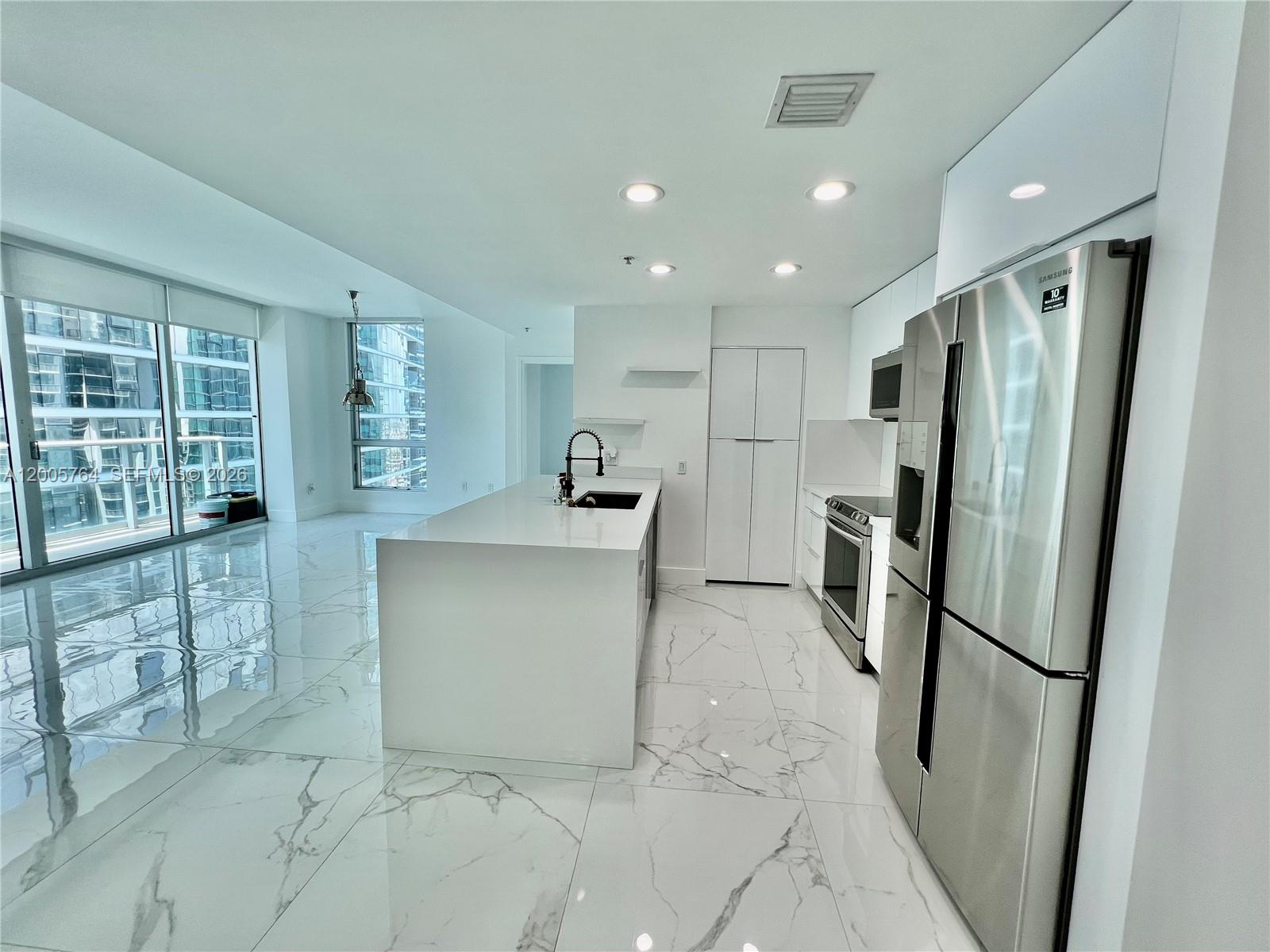 300 S Biscayne Blvd #3502, Miami FL 33131