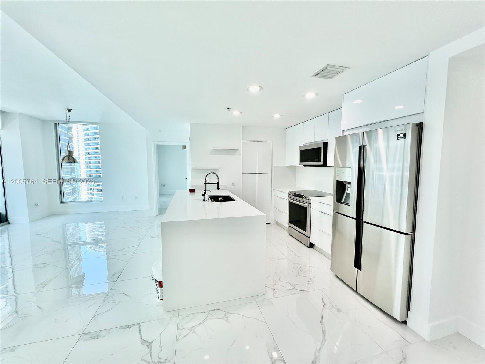 300 S Biscayne Blvd #3502, Miami FL 33131