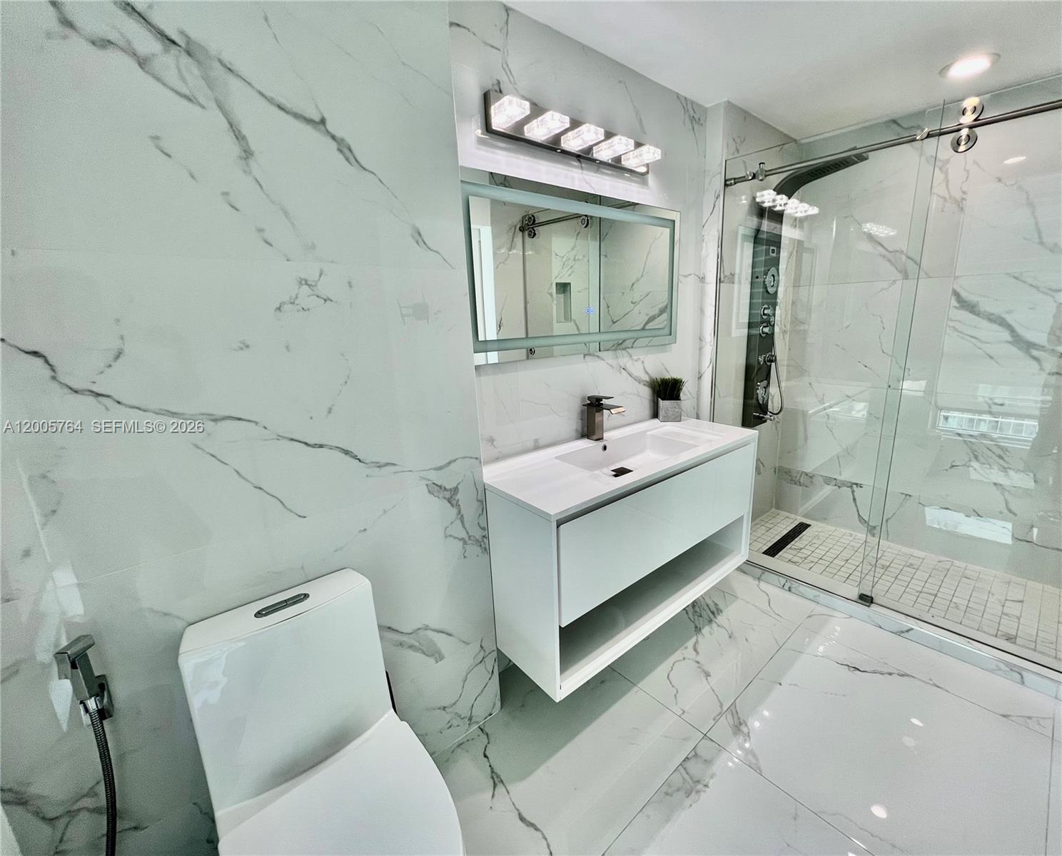 300 S Biscayne Blvd #3502, Miami FL 33131