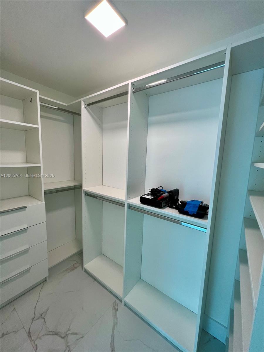 300 S Biscayne Blvd #3502, Miami FL 33131