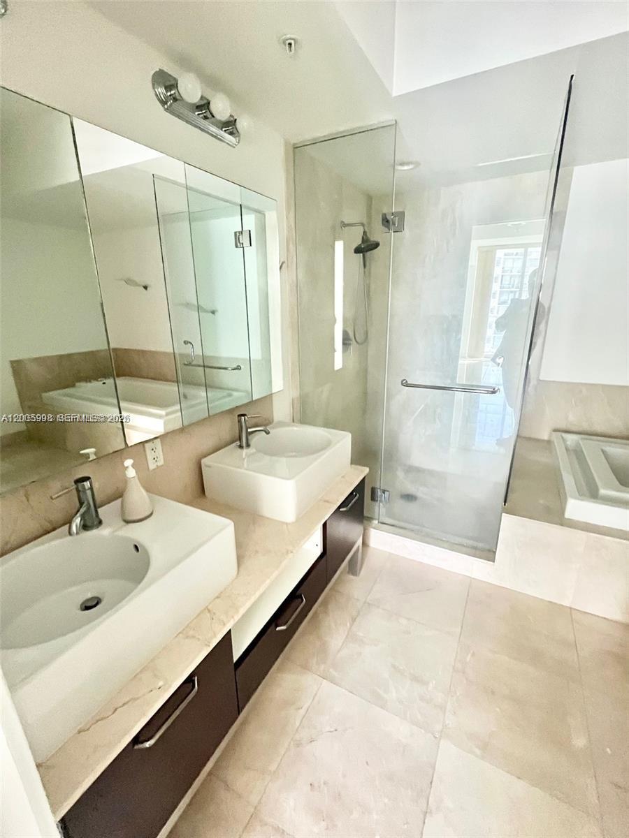 218 SE 14th St #903, Miami FL 33131