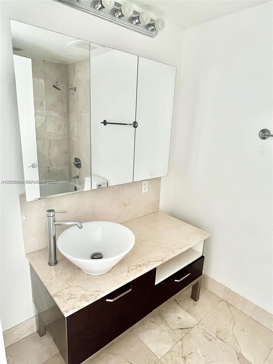 218 SE 14th St #903, Miami FL 33131