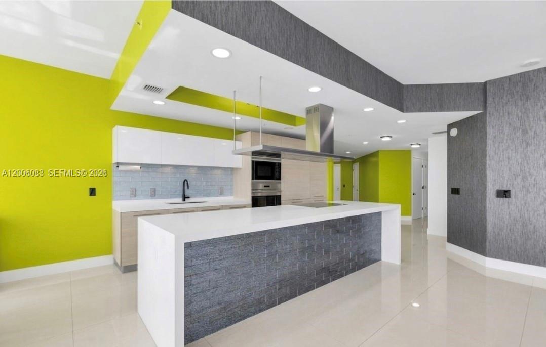 17111 Biscayne Blvd #909, North Miami Beach FL 33160
