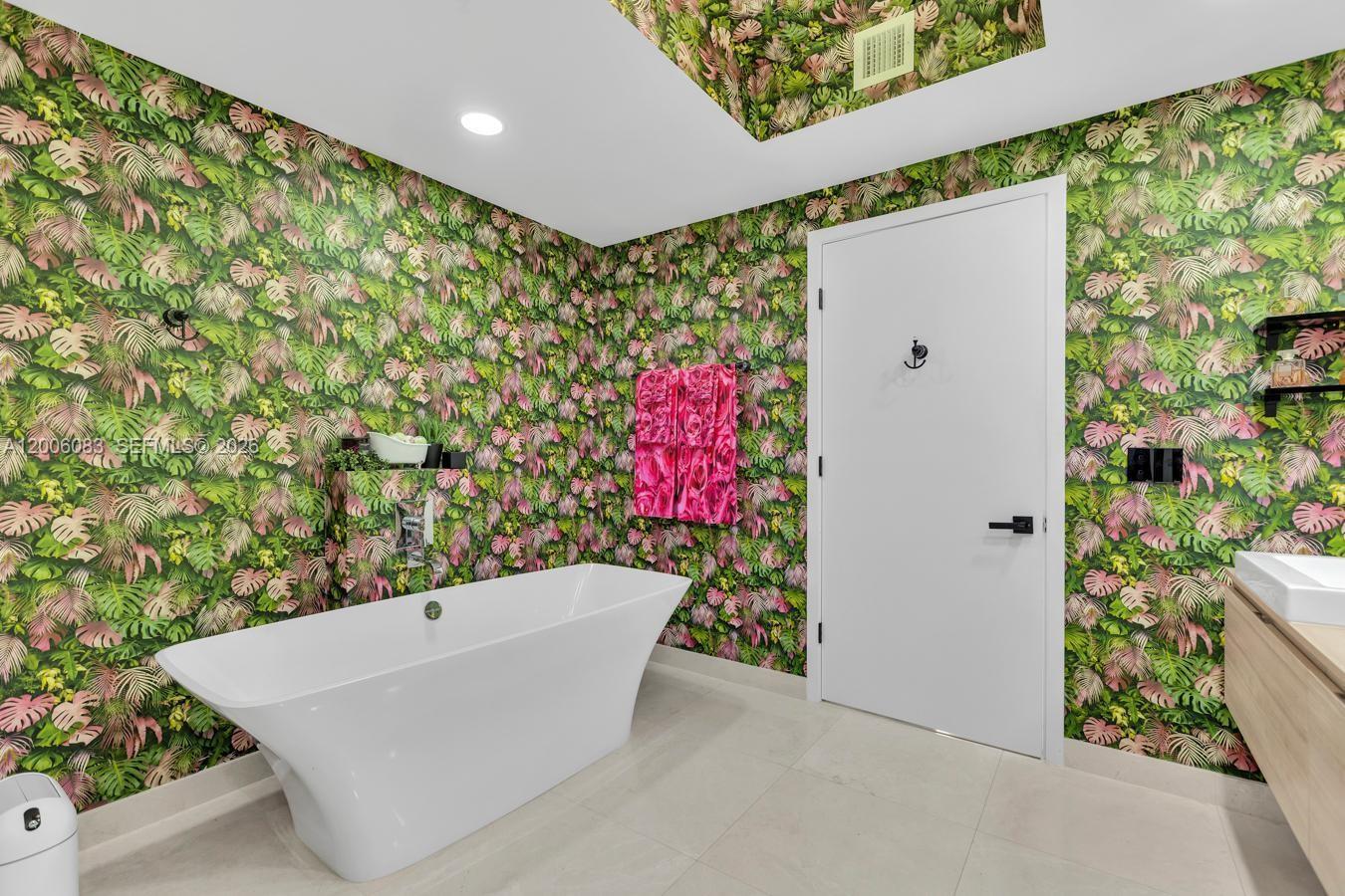 17111 Biscayne Blvd #909, North Miami Beach FL 33160
