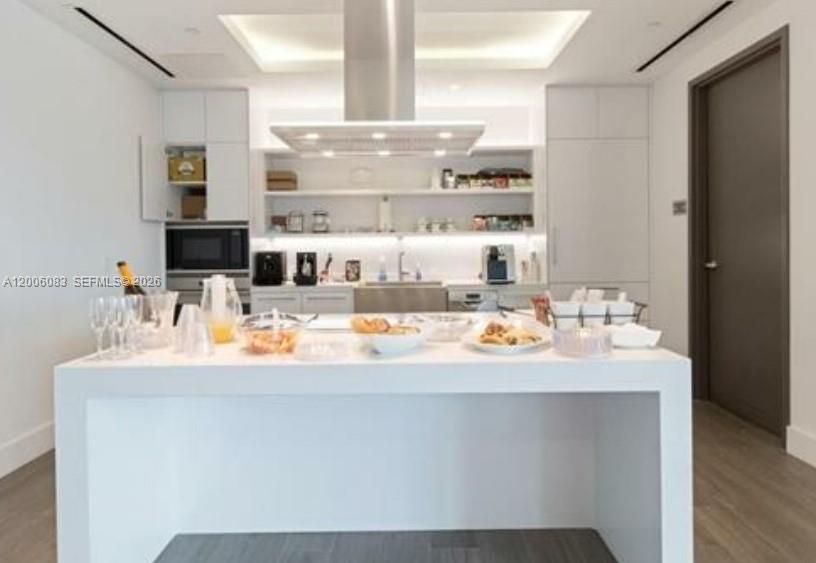 17111 Biscayne Blvd #909, North Miami Beach FL 33160