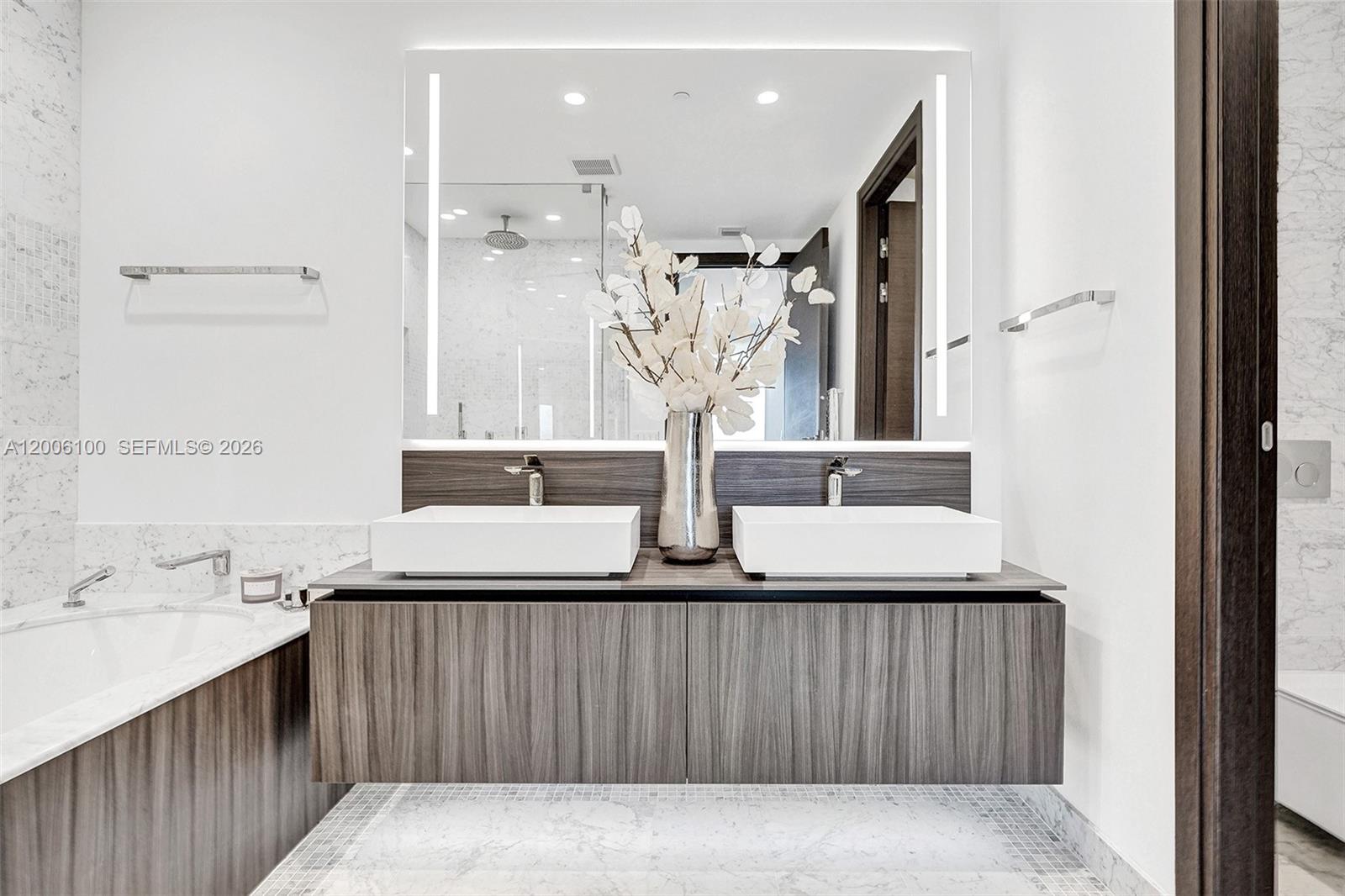1000 Brickell Plaza #PH5106, Miami FL 33131