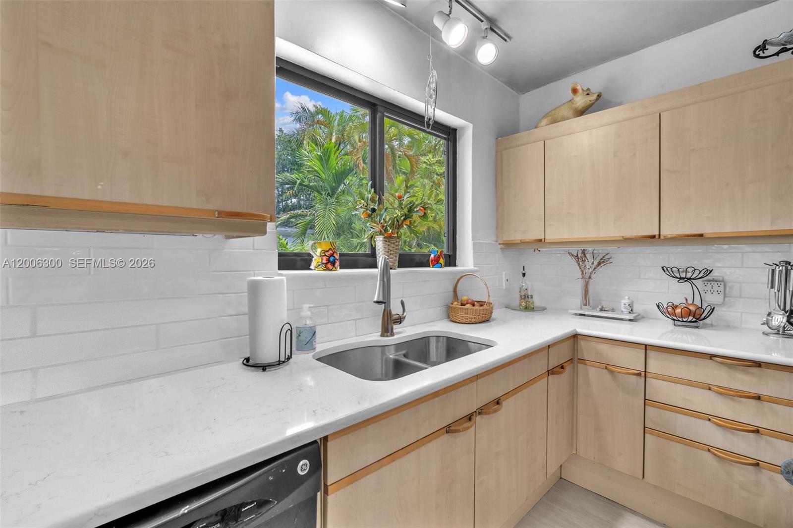 7701 Center Bay Dr, North Bay Village FL 33141