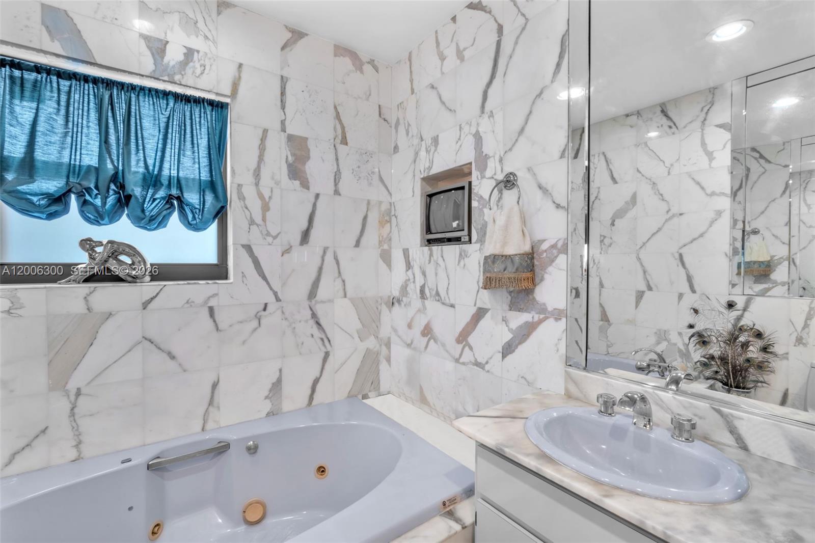 7701 Center Bay Dr, North Bay Village FL 33141