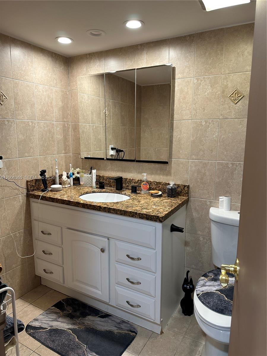 100 Golden Isles Dr #810, Hallandale Beach FL 33009